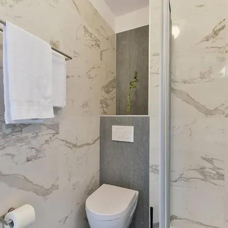 Modern Two Bedroom - Sk2 *