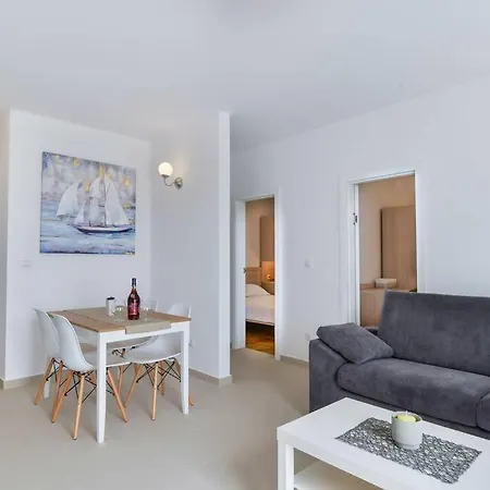 Modern Two Bedroom - Sk2 *