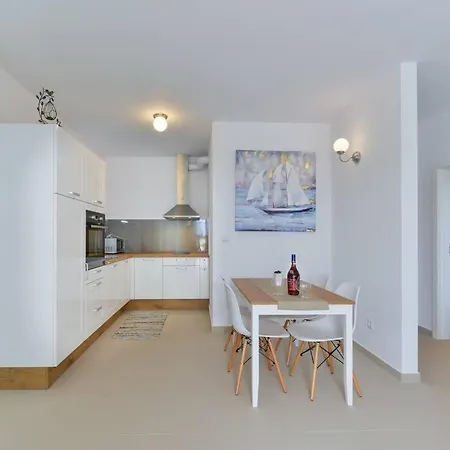 Modern Two Bedroom - Sk2 *